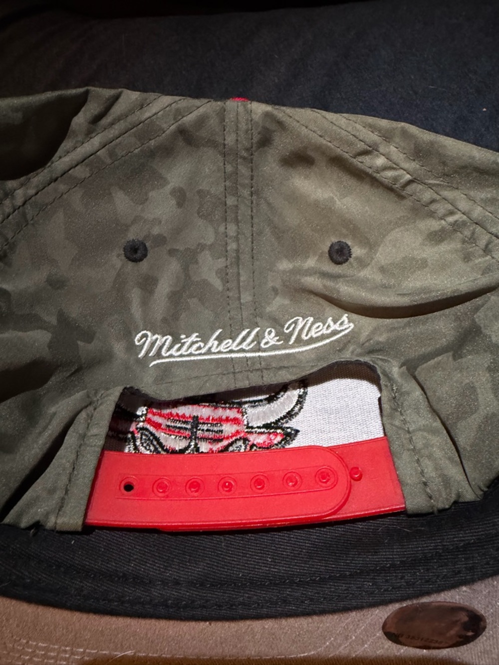 Mitchell & Ness Chicago Bulls Camo Crown Red Brim Snapback - Picture 4 of 5